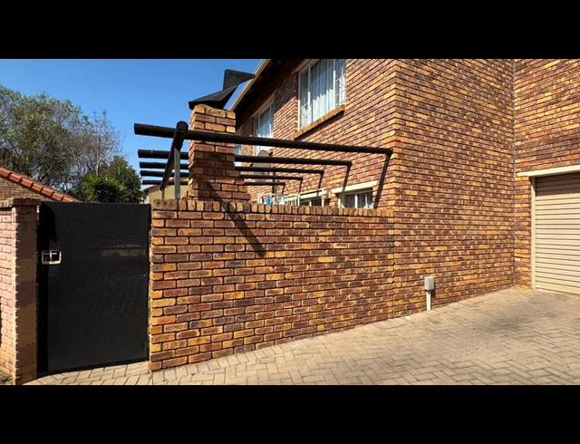 2 bed property to rent in WILLOW PARK MANOR